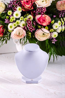 花卉背景項鏈展示 自然與優雅的完美融合